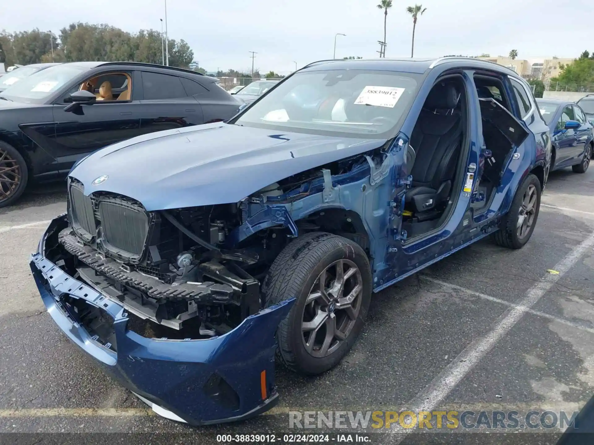 6 Photograph of a damaged car 5UX53DP04N9N01324 BMW X3 2022