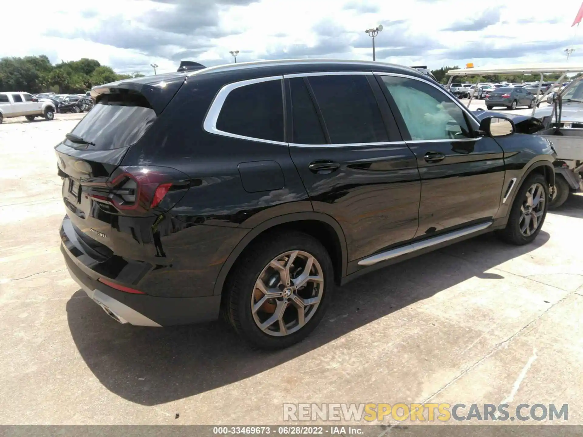 4 Photograph of a damaged car 5UX53DP09N9L36127 BMW X3 2022