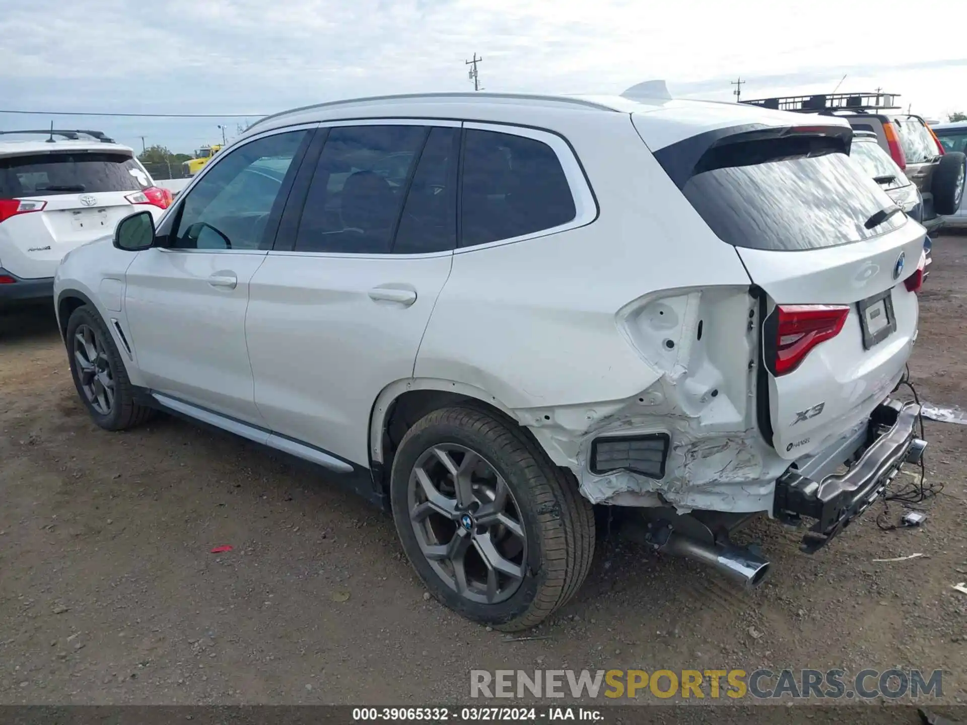 3 Photograph of a damaged car 5UXTS1C08M9E77559 BMW X3 PHEV 2021