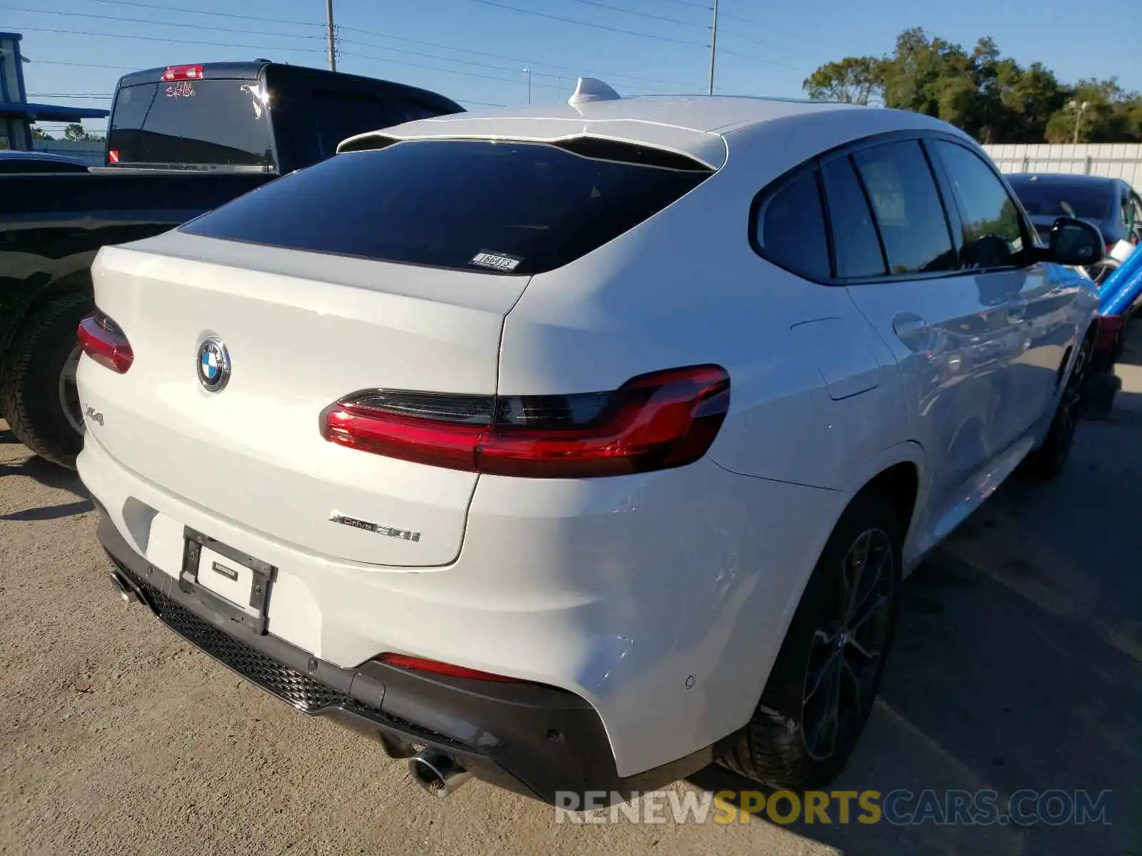 4 Photograph of a damaged car 5UX2V1C00L9B22046 BMW X4 2020