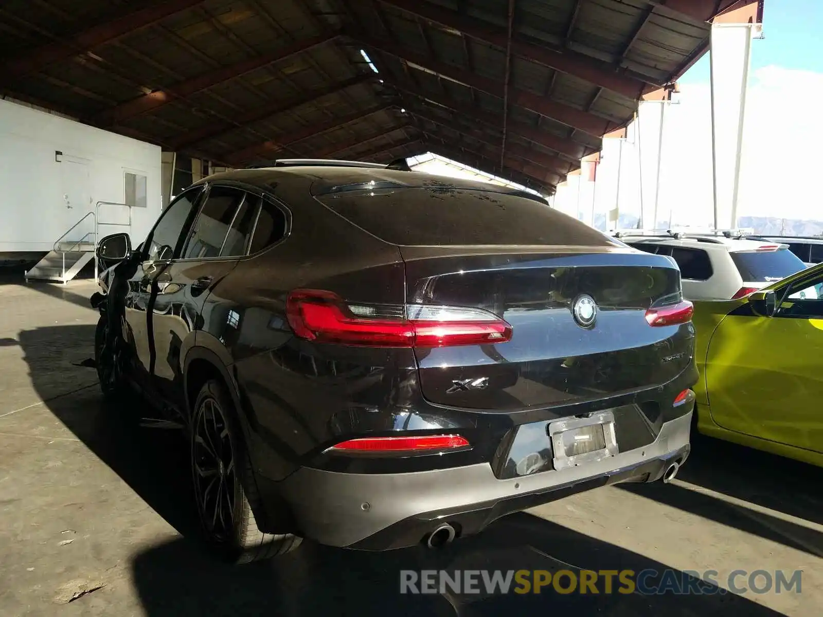 3 Photograph of a damaged car 5UX2V1C00LLE67760 BMW X4 2020