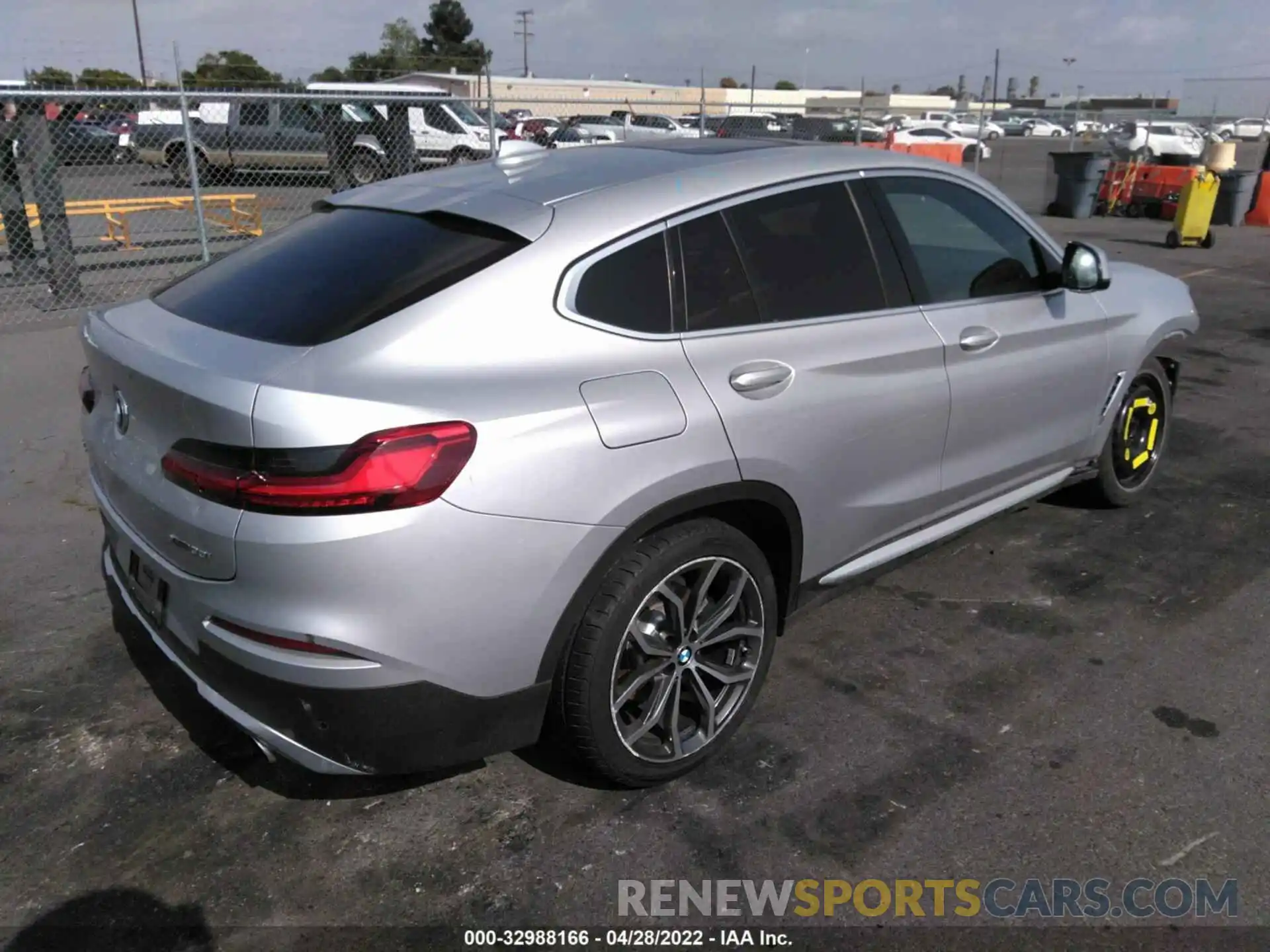 4 Photograph of a damaged car 5UX2V1C00LLE67791 BMW X4 2020