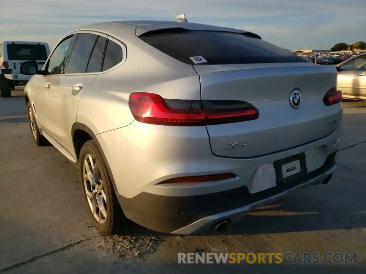 3 Photograph of a damaged car 5UX2V1C02LLE67484 BMW X4 2020