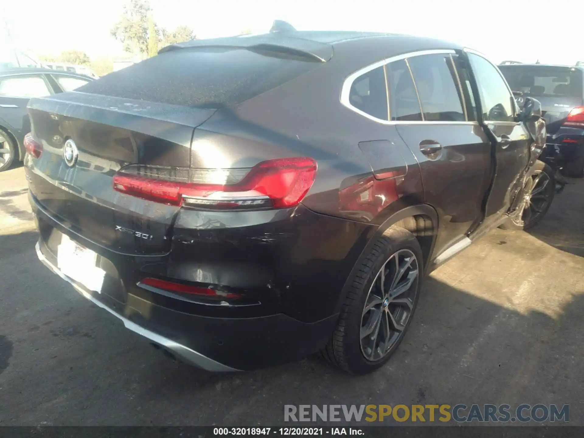 4 Photograph of a damaged car 5UX2V1C02LLE67744 BMW X4 2020