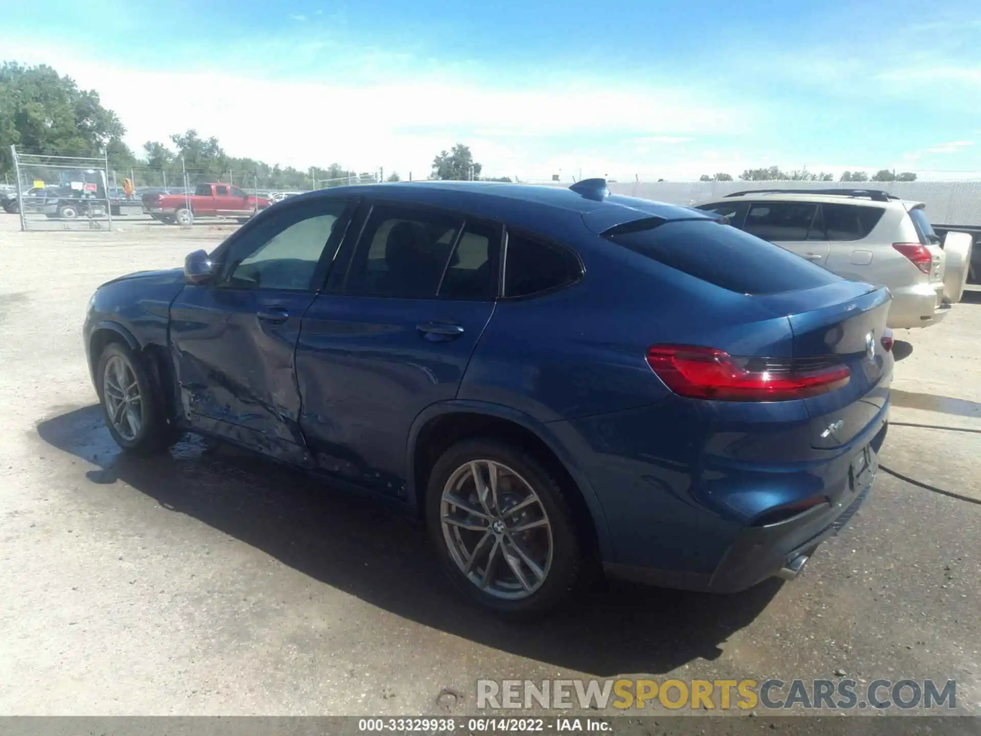 3 Photograph of a damaged car 5UX2V1C03L9B93497 BMW X4 2020