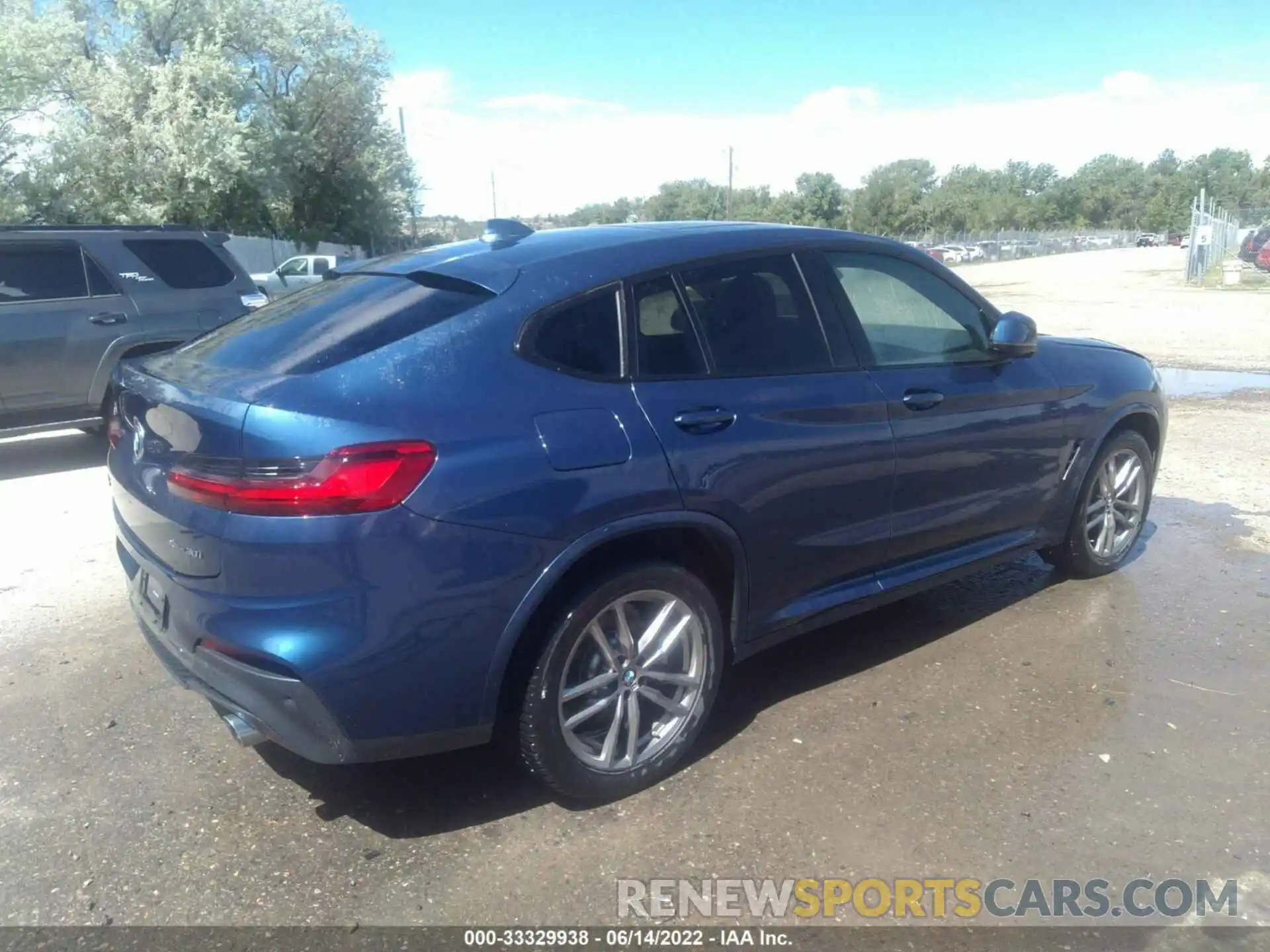 4 Photograph of a damaged car 5UX2V1C03L9B93497 BMW X4 2020