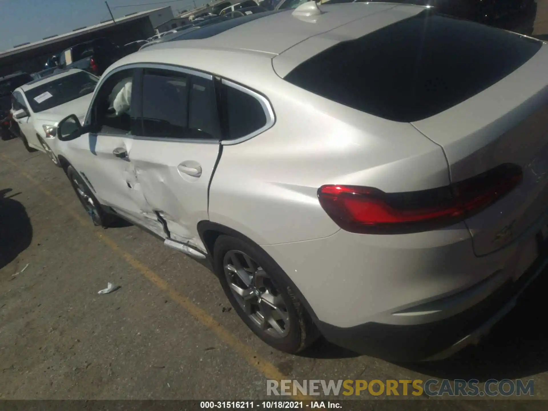 3 Photograph of a damaged car 5UX2V1C03LLZ32819 BMW X4 2020