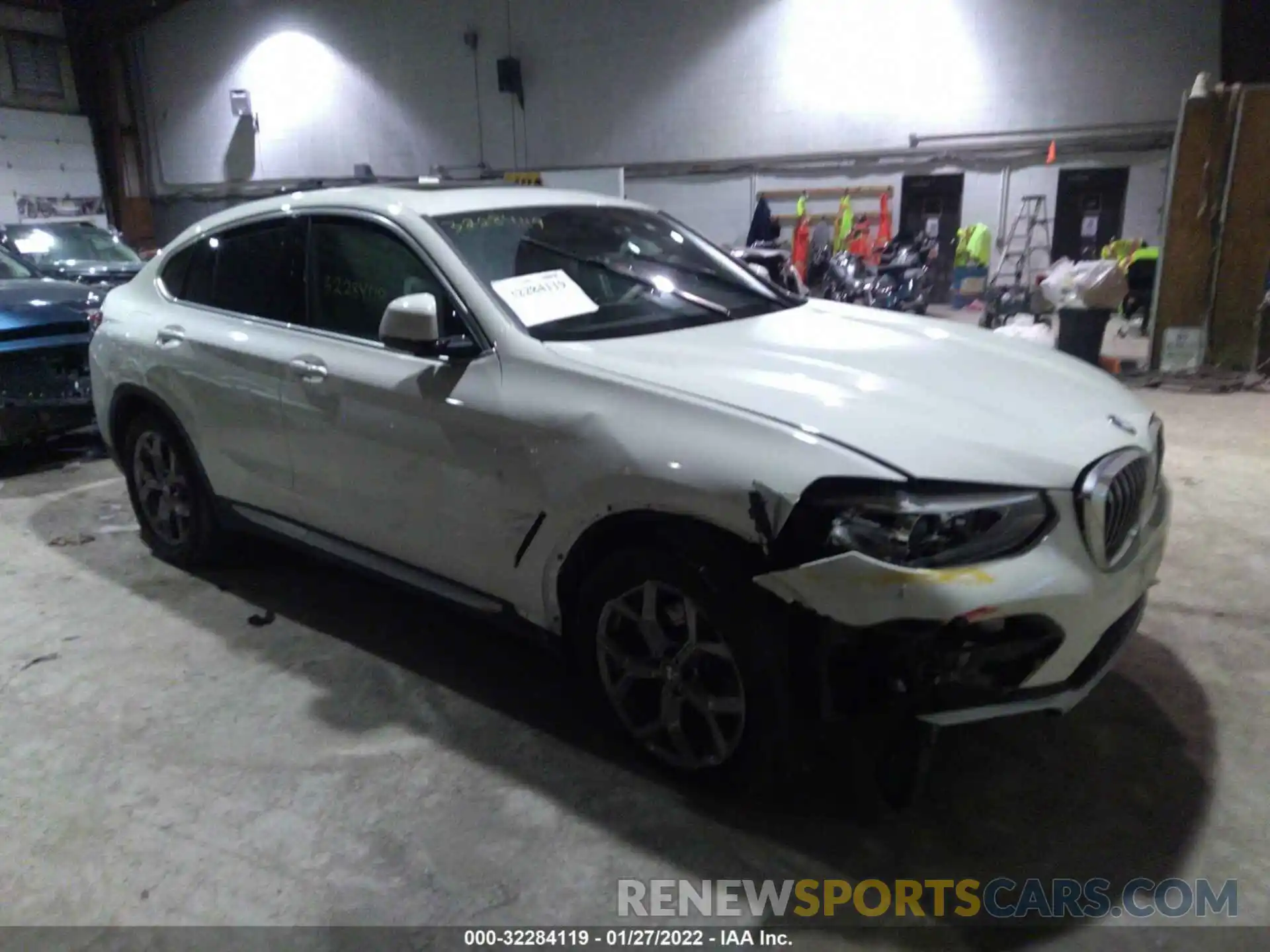 1 Photograph of a damaged car 5UX2V1C05L9B71999 BMW X4 2020