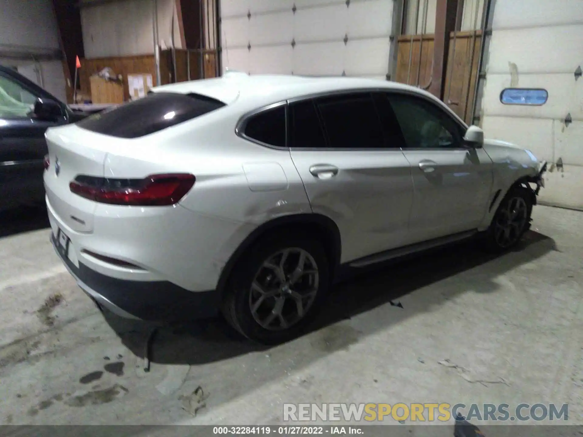 4 Photograph of a damaged car 5UX2V1C05L9B71999 BMW X4 2020