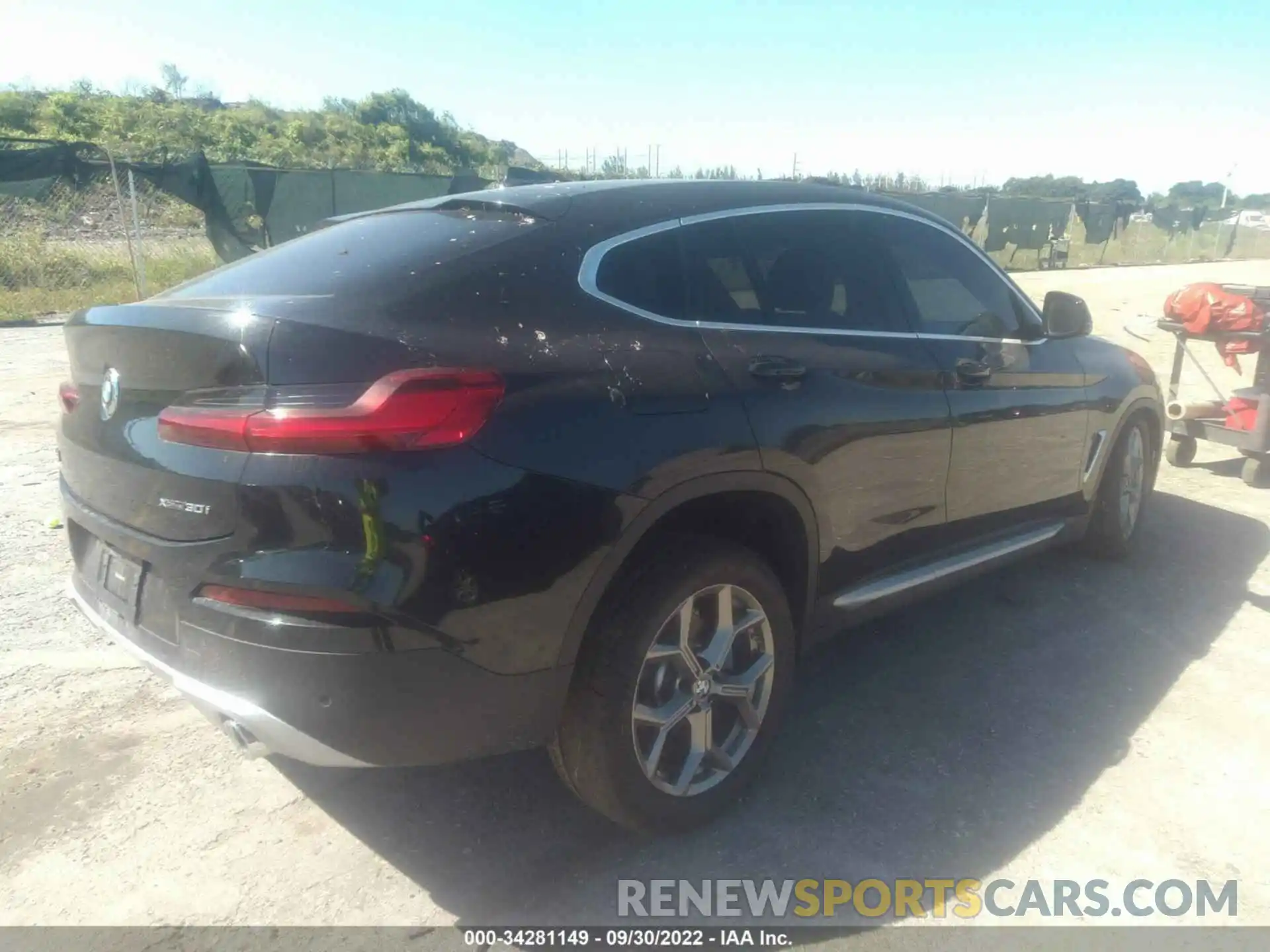 4 Photograph of a damaged car 5UX2V1C05L9B92223 BMW X4 2020