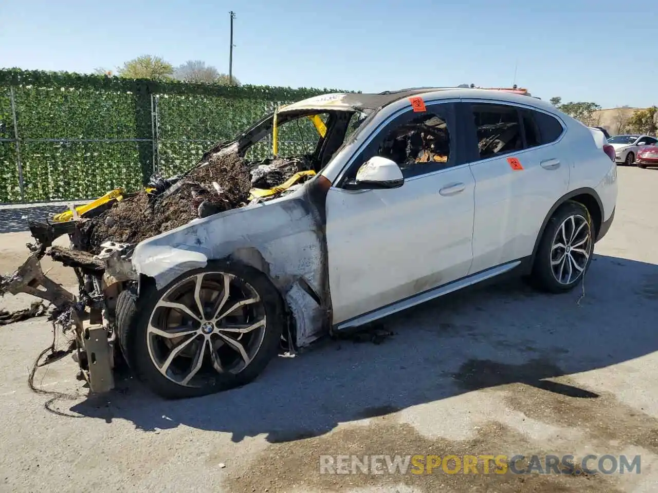 1 Photograph of a damaged car 5UX2V1C05LLE68001 BMW X4 2020