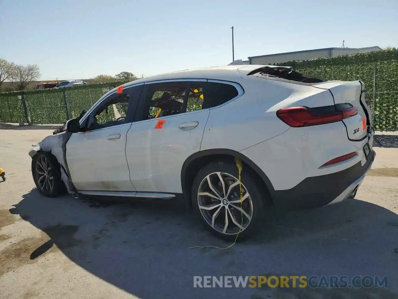 2 Photograph of a damaged car 5UX2V1C05LLE68001 BMW X4 2020