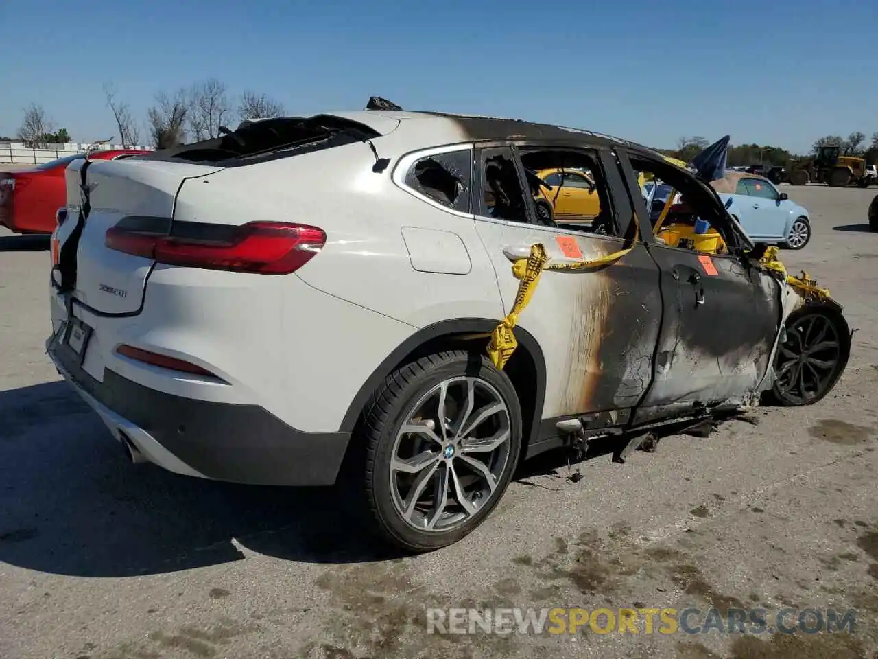 3 Photograph of a damaged car 5UX2V1C05LLE68001 BMW X4 2020