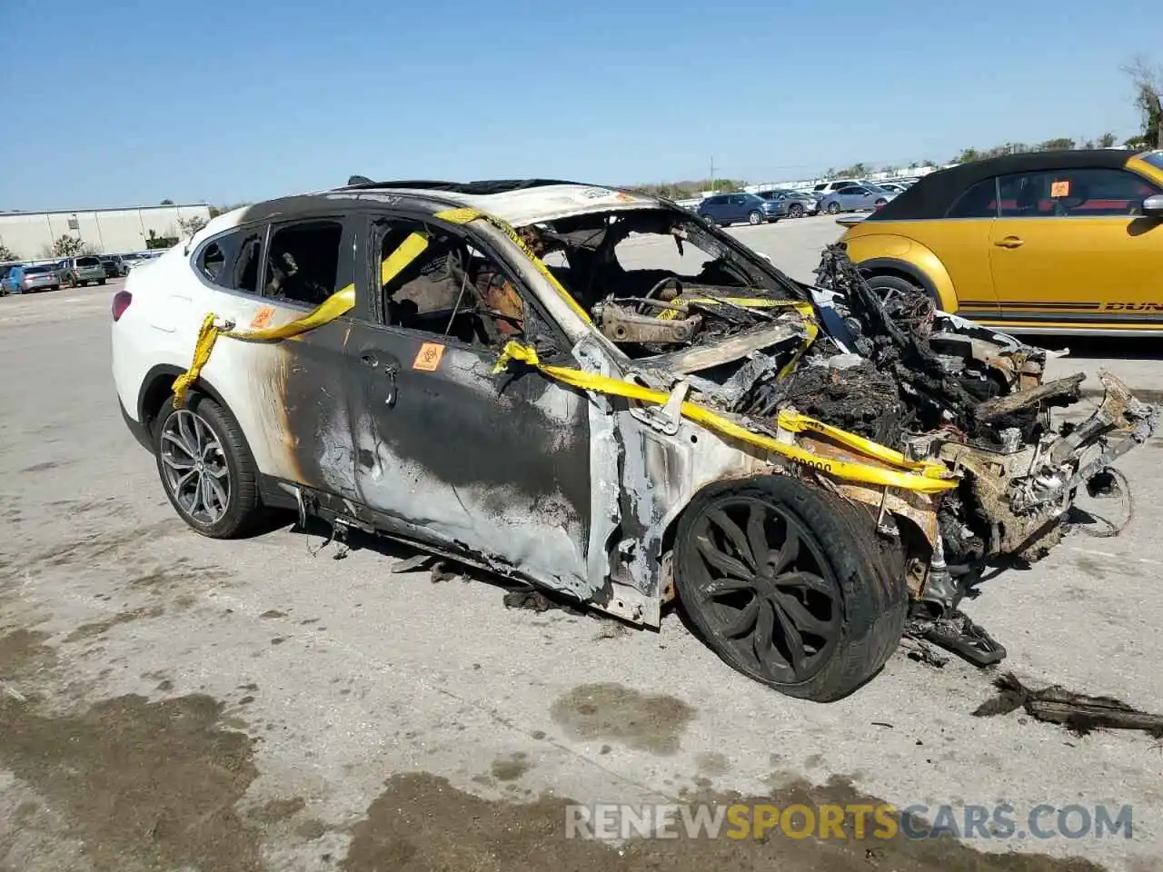 4 Photograph of a damaged car 5UX2V1C05LLE68001 BMW X4 2020