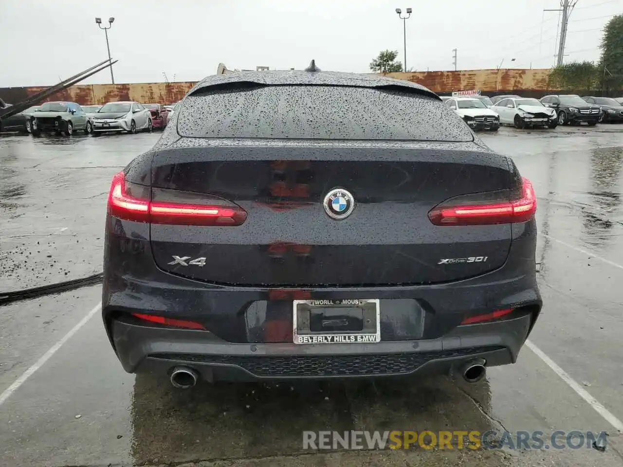 6 Photograph of a damaged car 5UX2V1C07L9B26675 BMW X4 2020