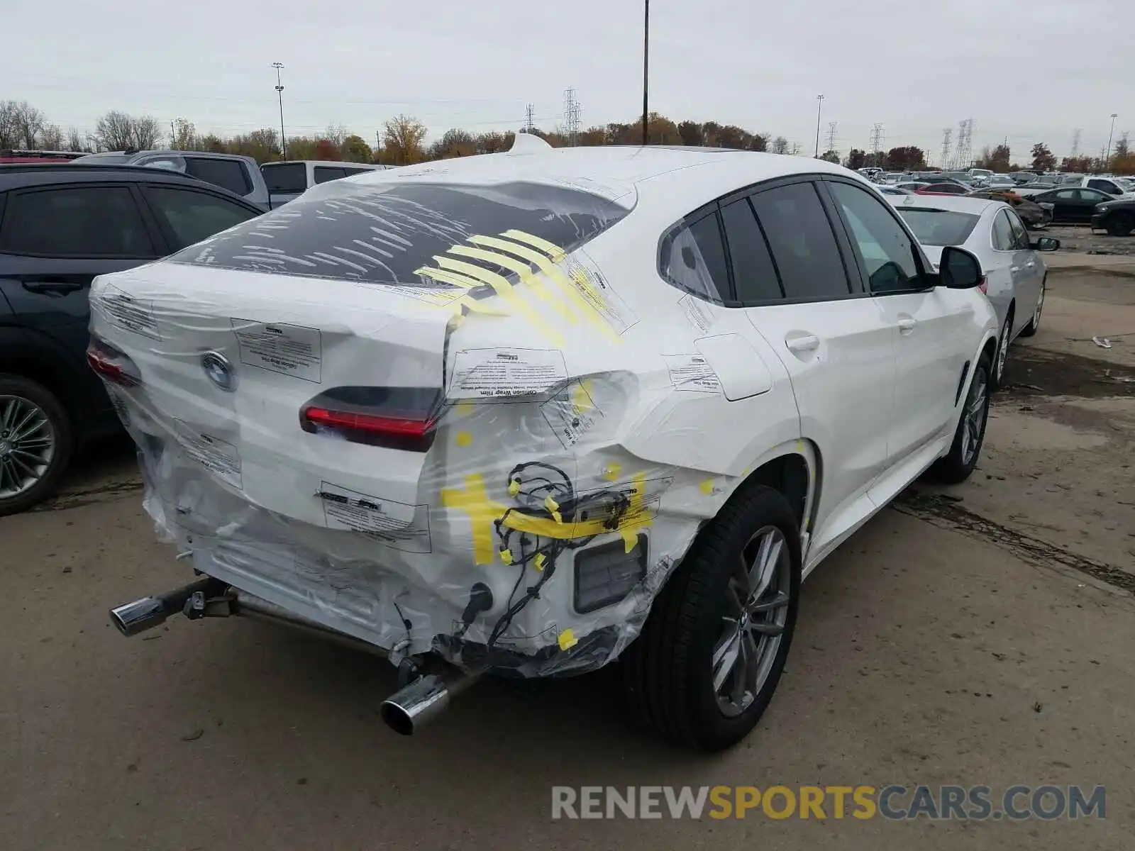 4 Photograph of a damaged car 5UX2V1C08LLE68137 BMW X4 2020