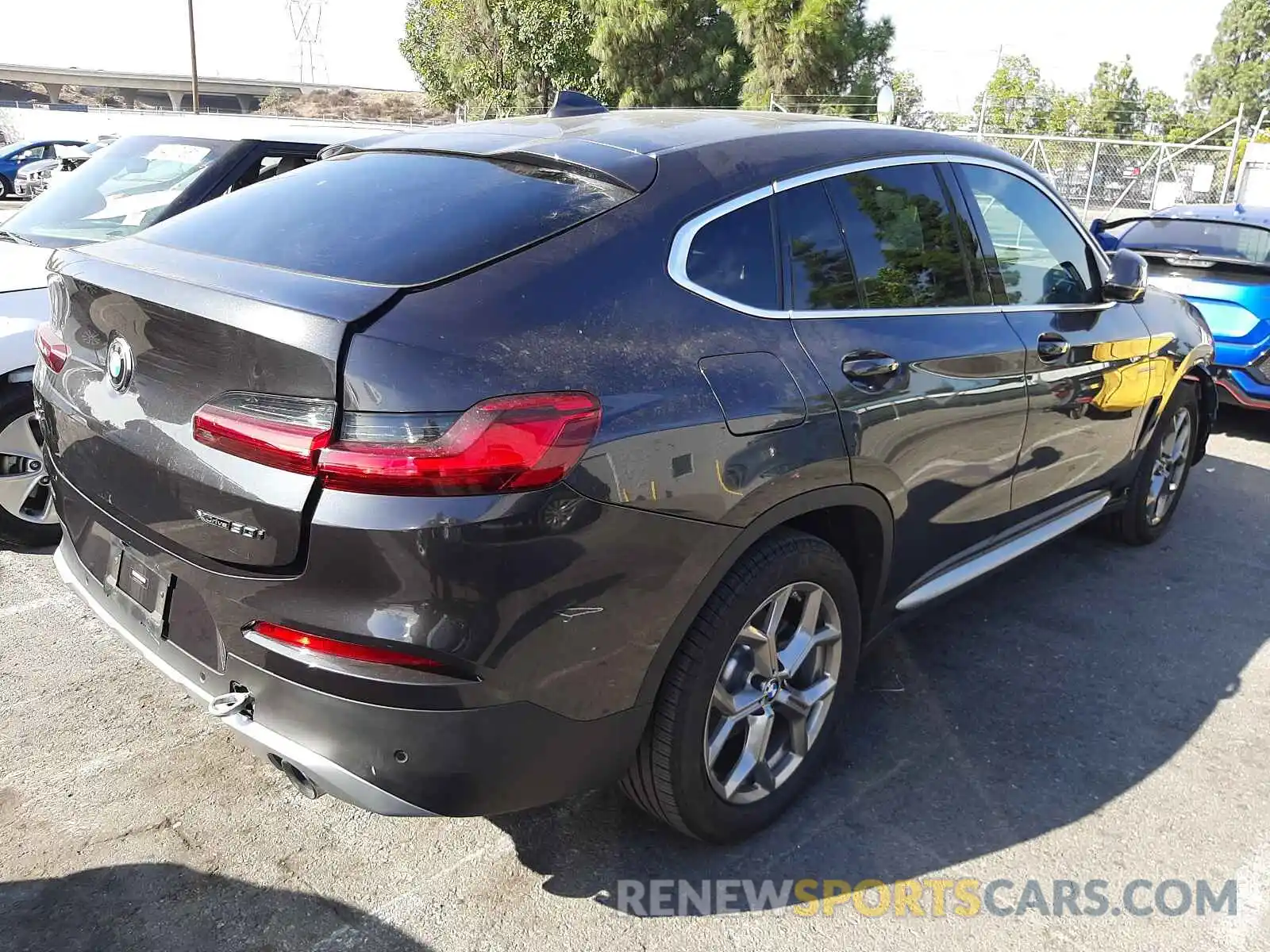 4 Photograph of a damaged car 5UX2V1C09L9B53649 BMW X4 2020