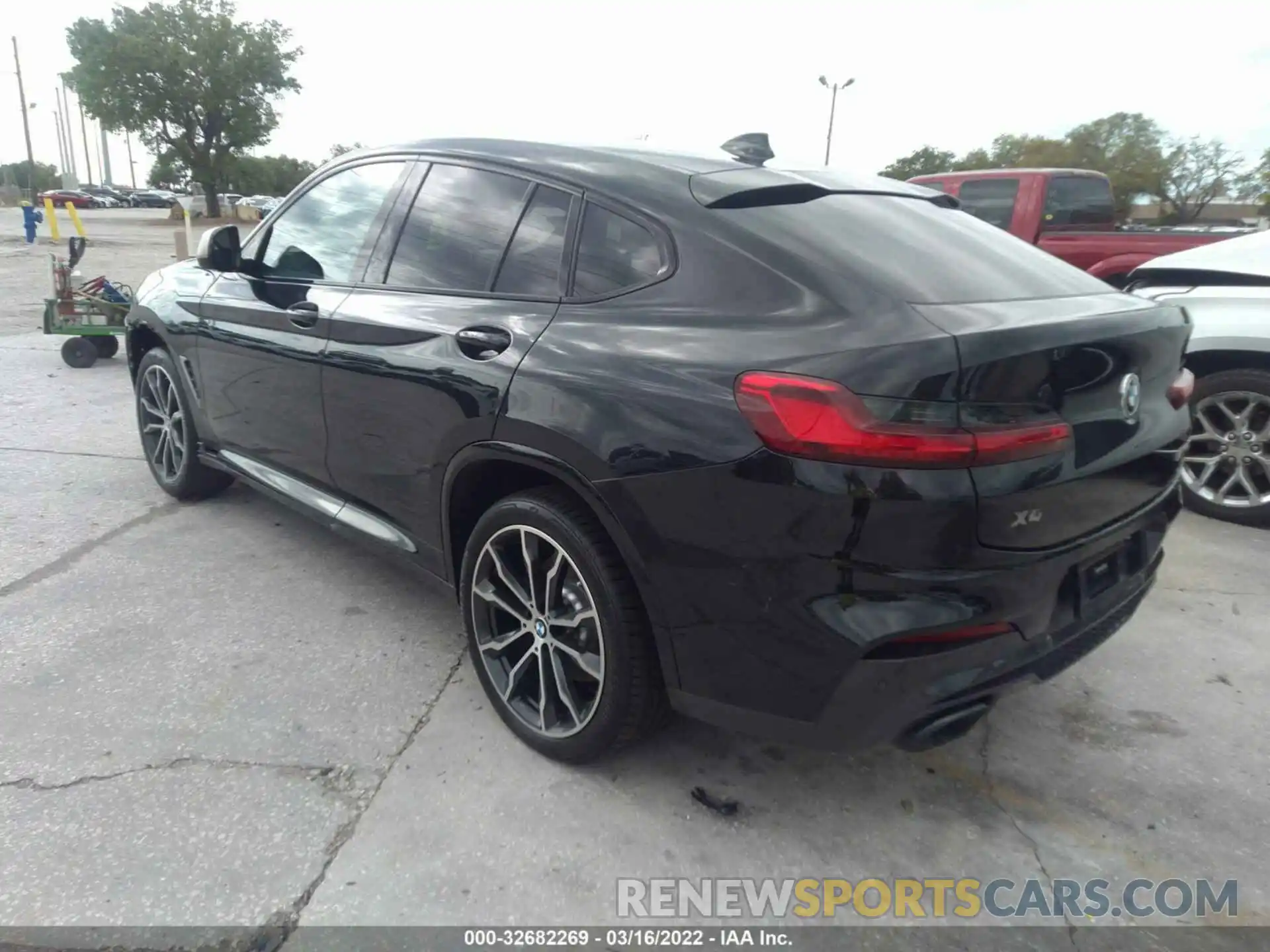 3 Photograph of a damaged car 5UX2V5C03L9B67389 BMW X4 2020