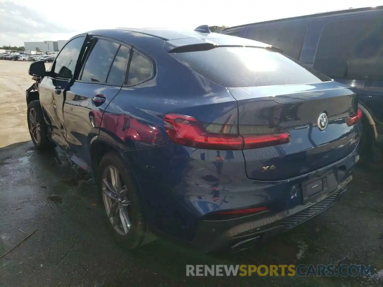 3 Photograph of a damaged car 5UX2V5C08LLE69425 BMW X4 2020