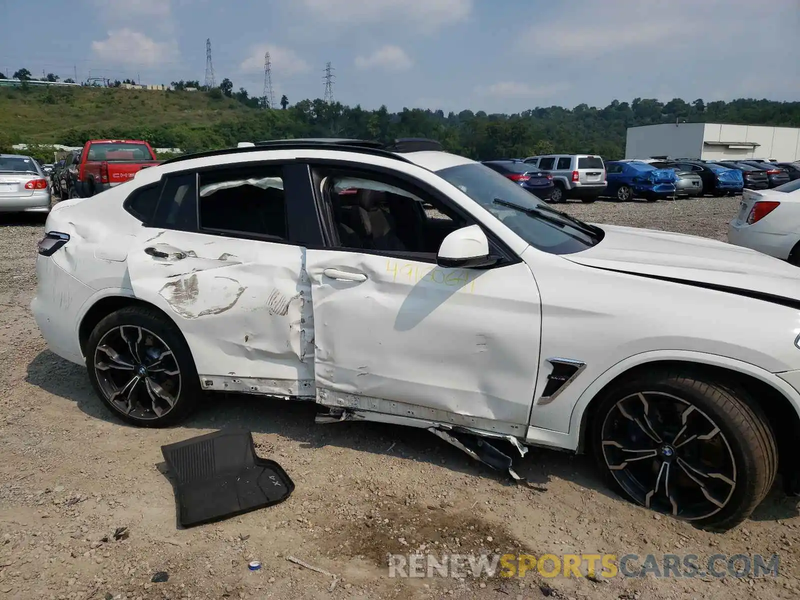 9 Photograph of a damaged car 5YMUJ0C02LLU67196 BMW X4 2020