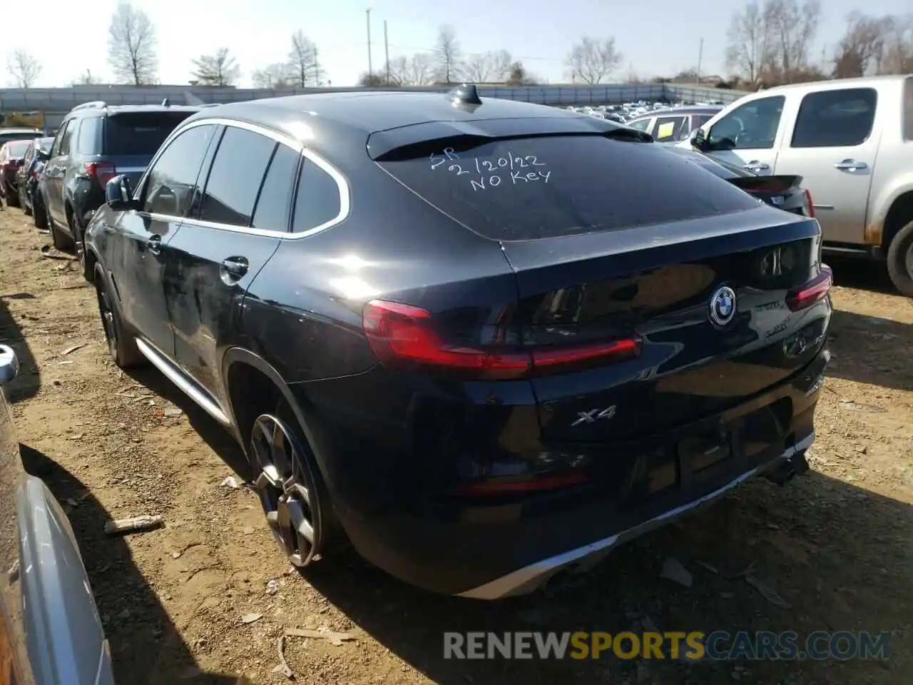 3 Photograph of a damaged car 5UX2V1C00M9E20811 BMW X4 2021