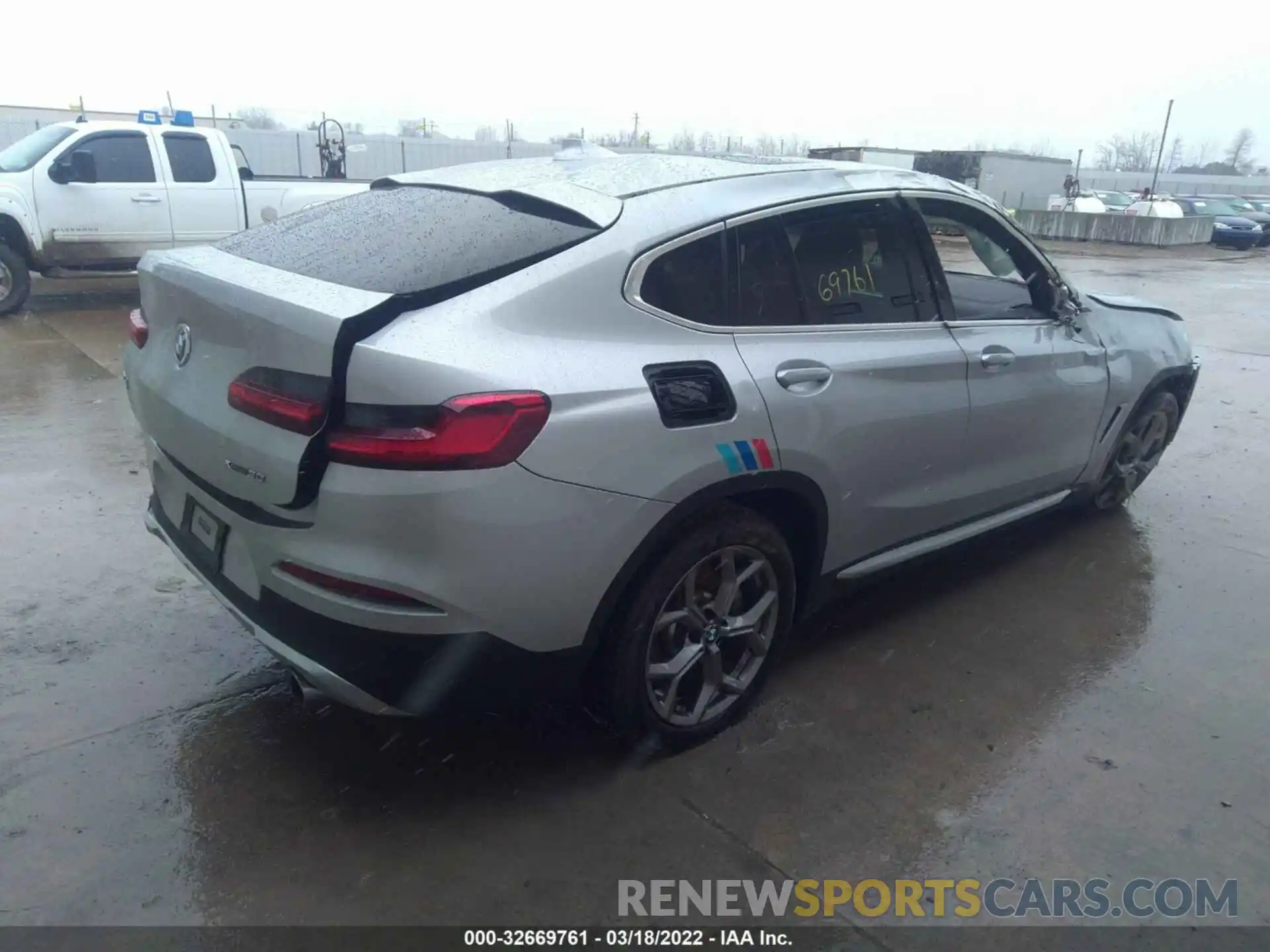 4 Photograph of a damaged car 5UX2V1C00M9E72925 BMW X4 2021