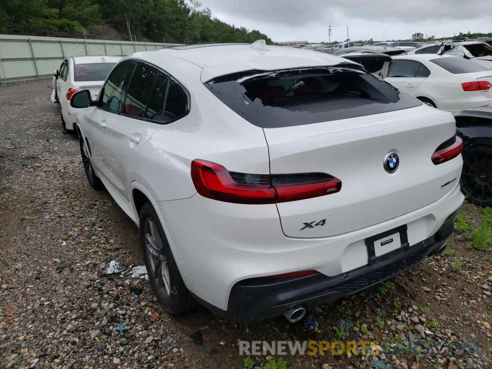 3 Photograph of a damaged car 5UX2V1C00M9F13005 BMW X4 2021