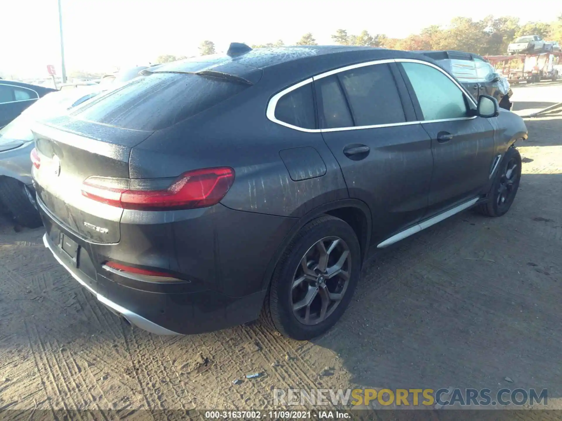 4 Photograph of a damaged car 5UX2V1C01M9E27363 BMW X4 2021