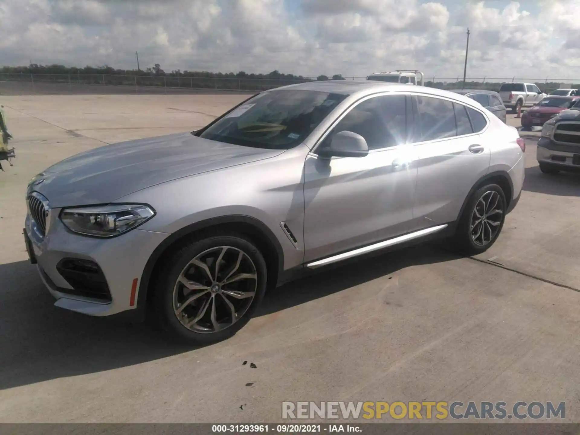 2 Photograph of a damaged car 5UX2V1C01M9E39450 BMW X4 2021