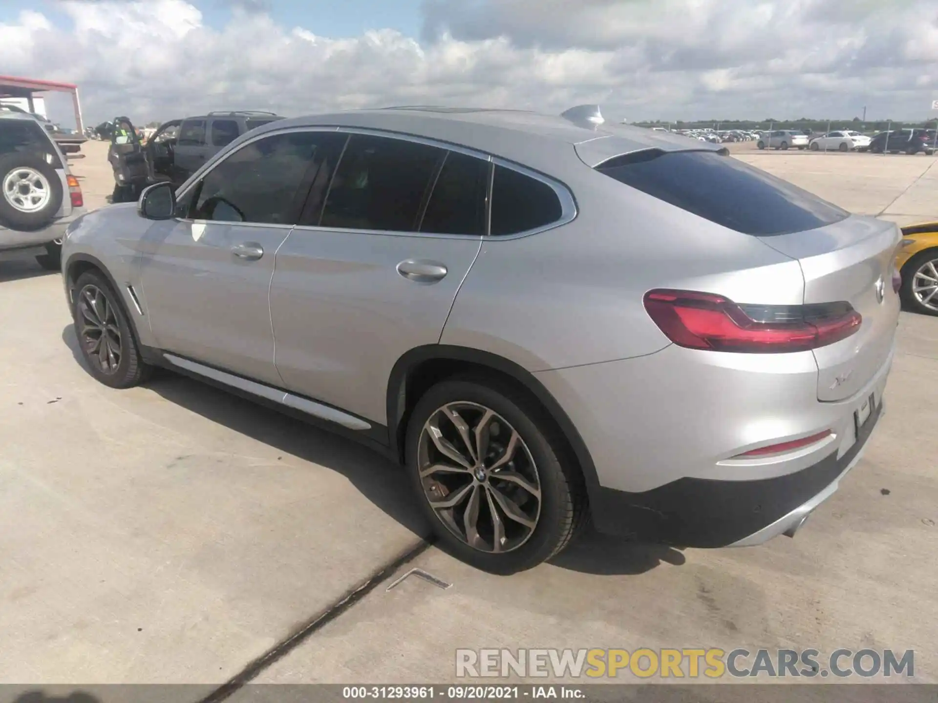 3 Photograph of a damaged car 5UX2V1C01M9E39450 BMW X4 2021