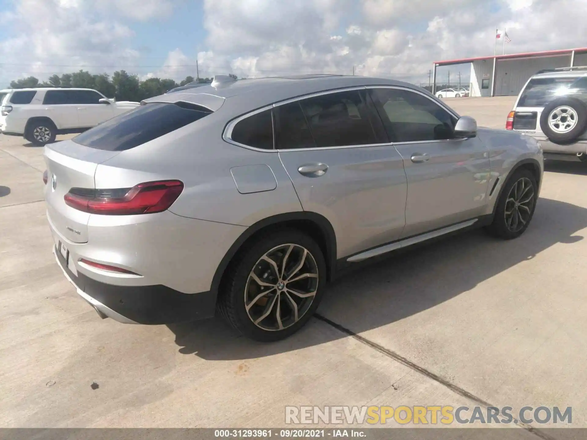 4 Photograph of a damaged car 5UX2V1C01M9E39450 BMW X4 2021