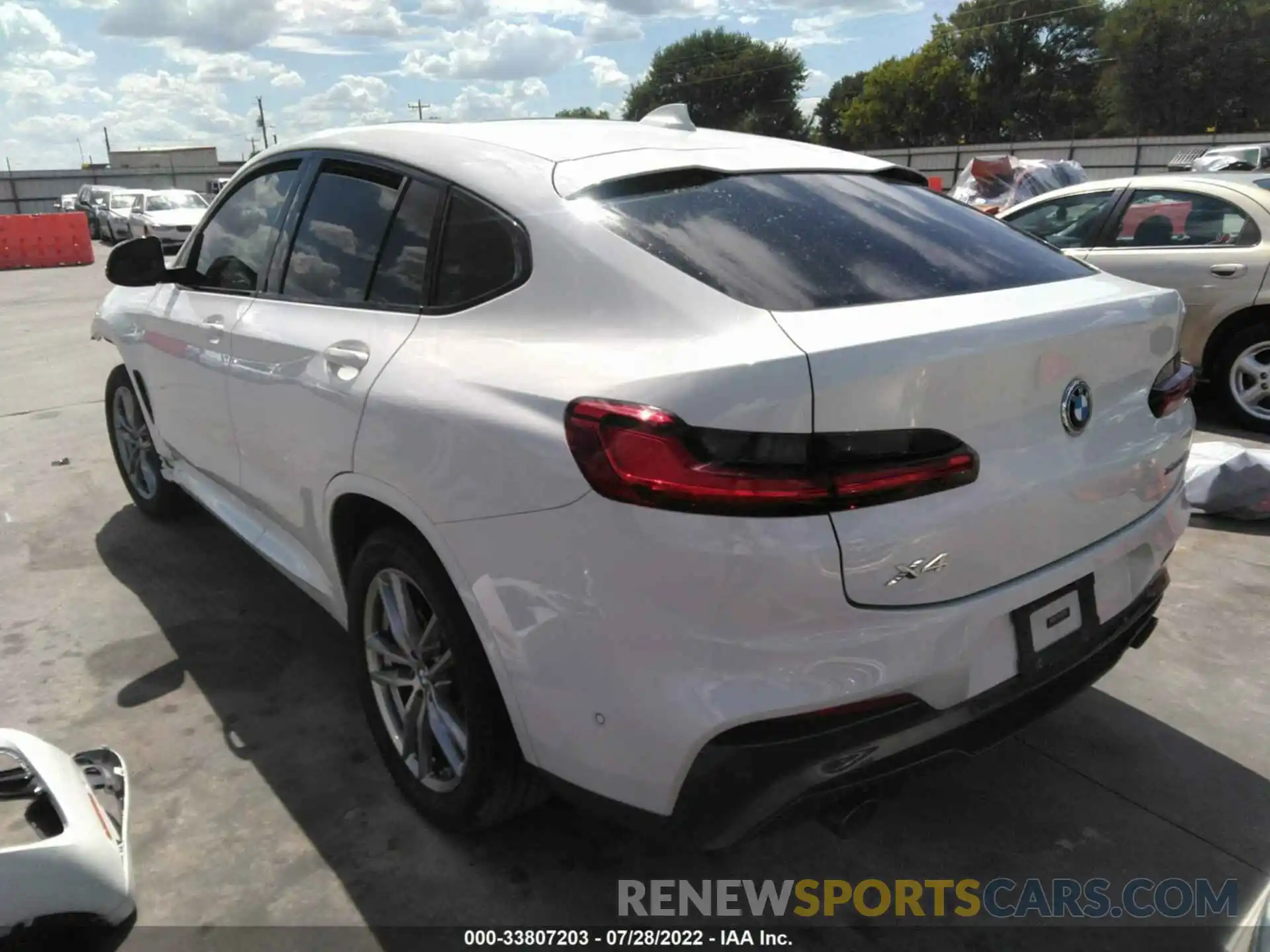 3 Photograph of a damaged car 5UX2V1C01M9E93301 BMW X4 2021