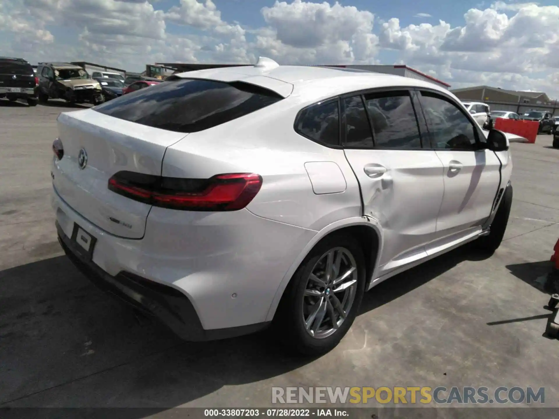 4 Photograph of a damaged car 5UX2V1C01M9E93301 BMW X4 2021