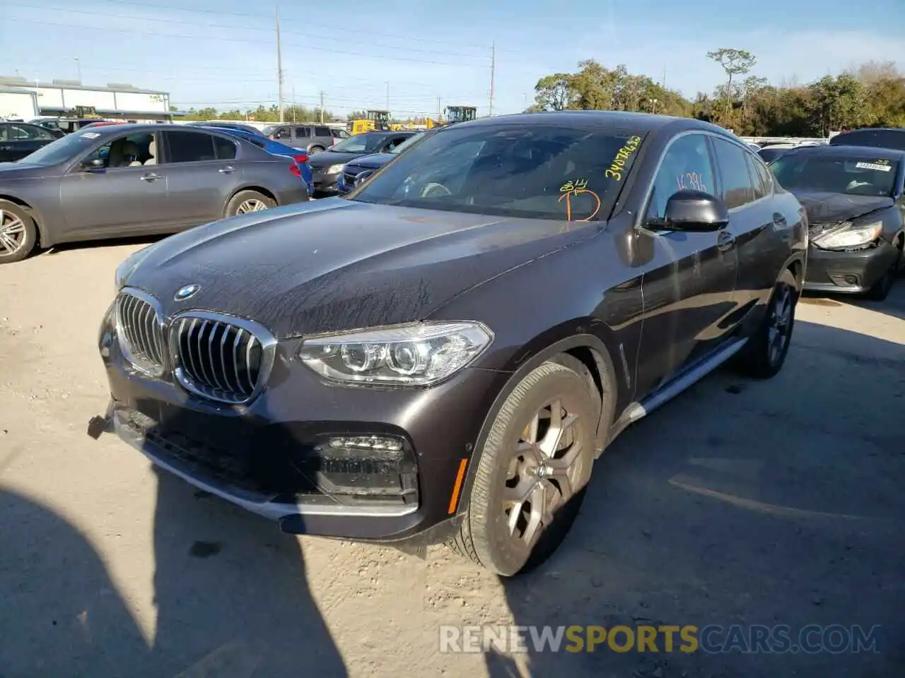 2 Photograph of a damaged car 5UX2V1C01M9G95930 BMW X4 2021