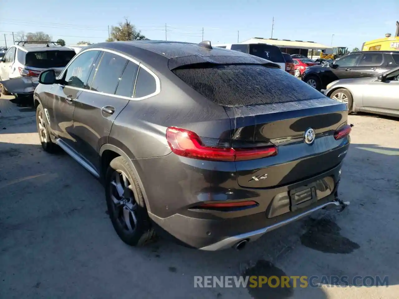 3 Photograph of a damaged car 5UX2V1C01M9G95930 BMW X4 2021