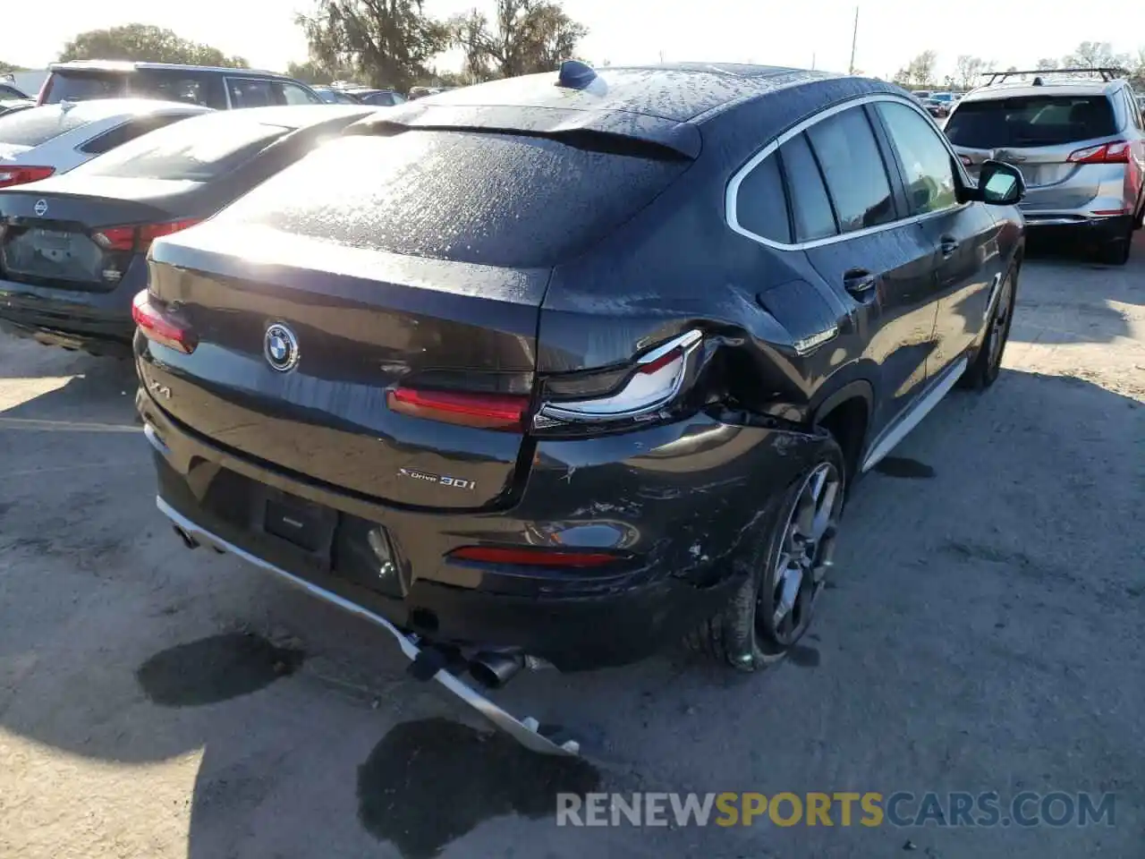 4 Photograph of a damaged car 5UX2V1C01M9G95930 BMW X4 2021