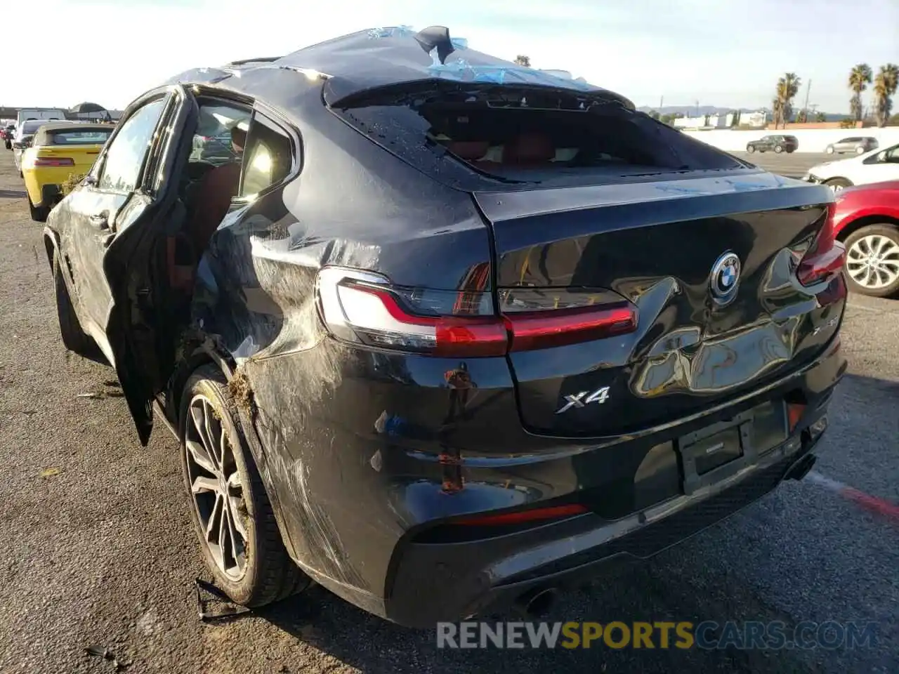 3 Photograph of a damaged car 5UX2V1C02M9F90894 BMW X4 2021