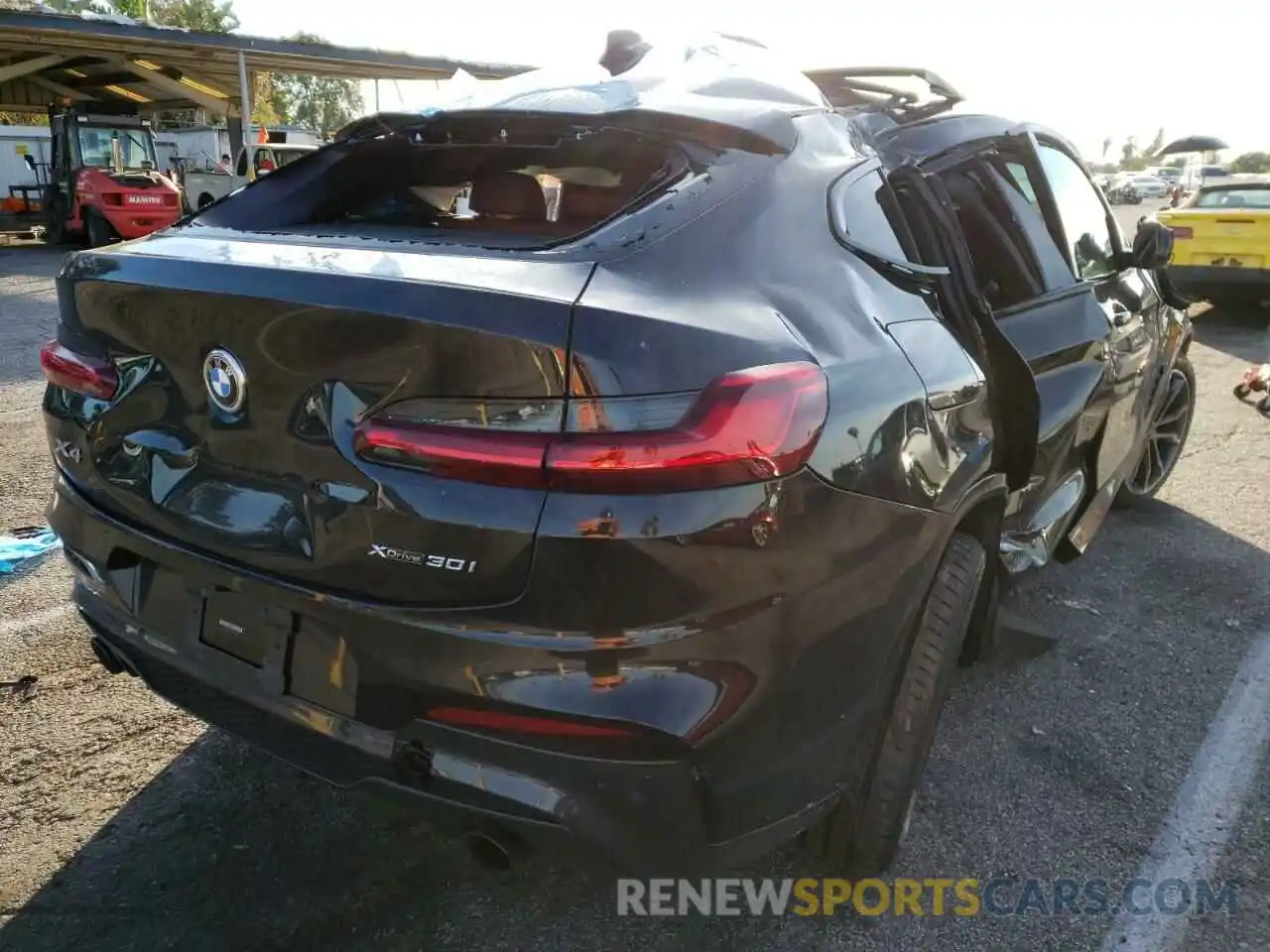 4 Photograph of a damaged car 5UX2V1C02M9F90894 BMW X4 2021