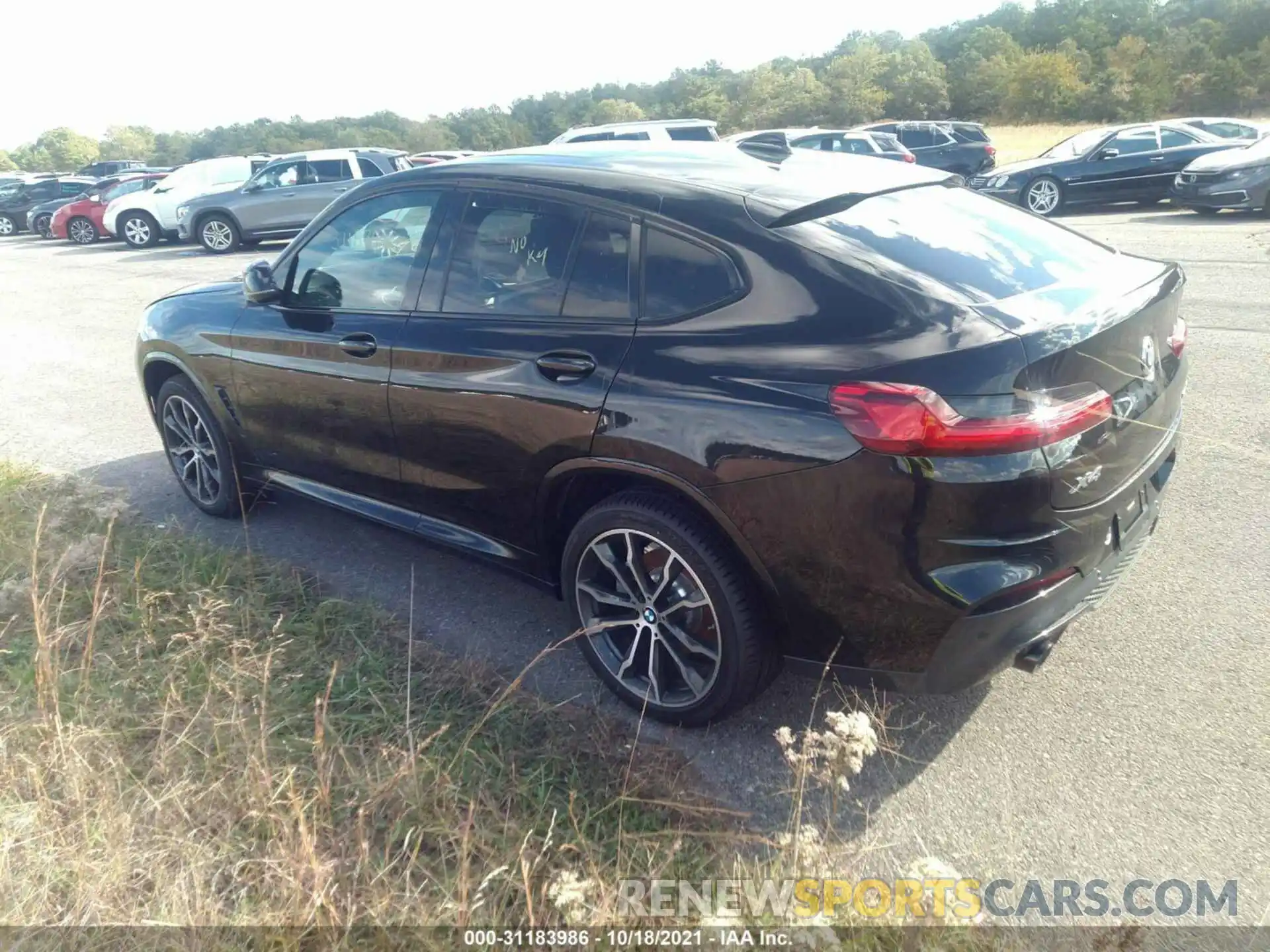 3 Photograph of a damaged car 5UX2V1C02M9H98984 BMW X4 2021