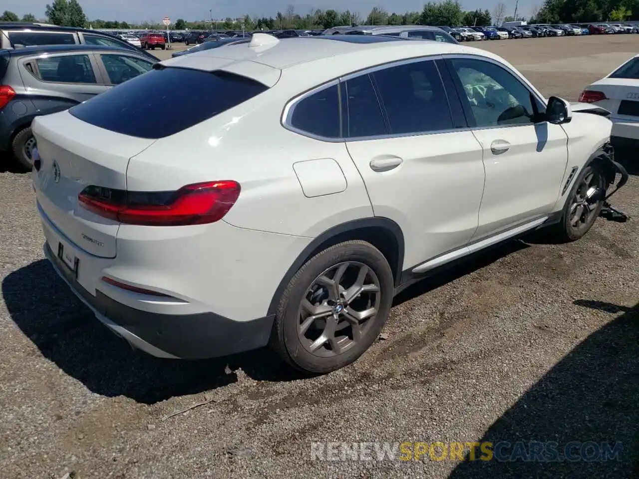 4 Photograph of a damaged car 5UX2V1C03M9D90073 BMW X4 2021