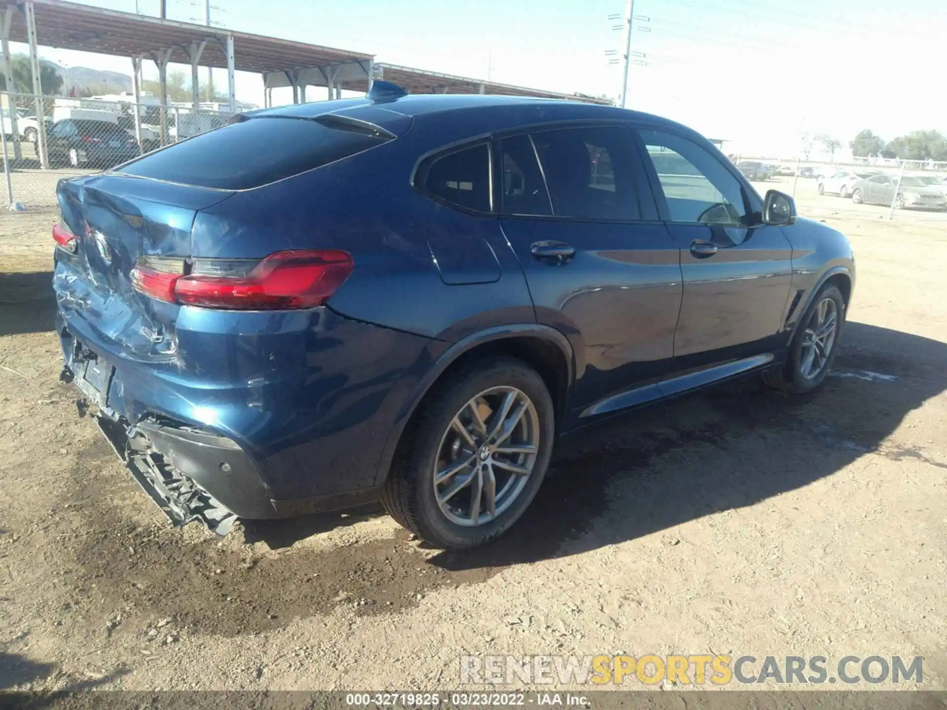 4 Photograph of a damaged car 5UX2V1C03M9E90478 BMW X4 2021