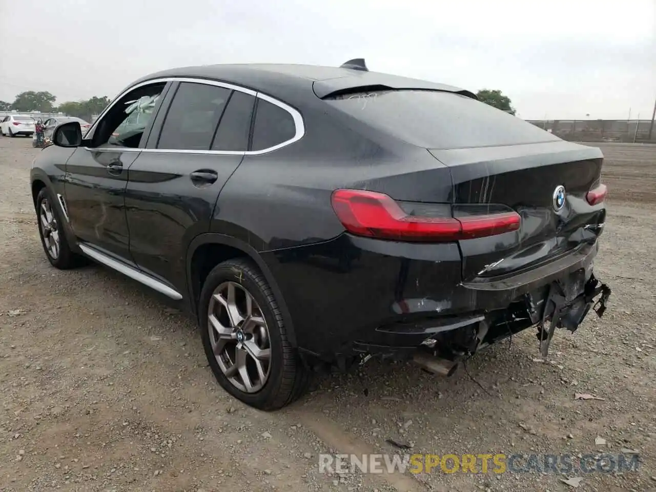 3 Photograph of a damaged car 5UX2V1C03M9H83300 BMW X4 2021