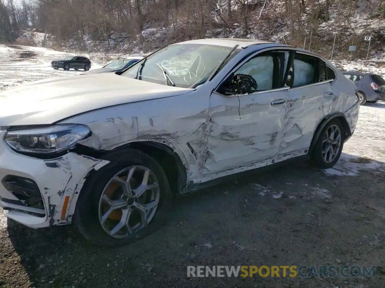 10 Photograph of a damaged car 5UX2V1C04M9G75803 BMW X4 2021