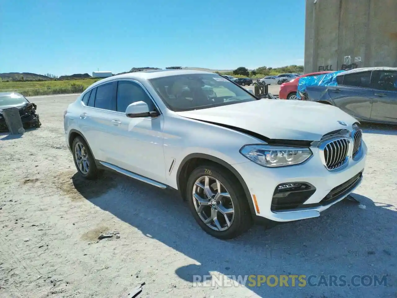 1 Photograph of a damaged car 5UX2V1C04M9G92195 BMW X4 2021