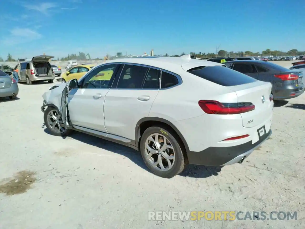 3 Photograph of a damaged car 5UX2V1C04M9G92195 BMW X4 2021