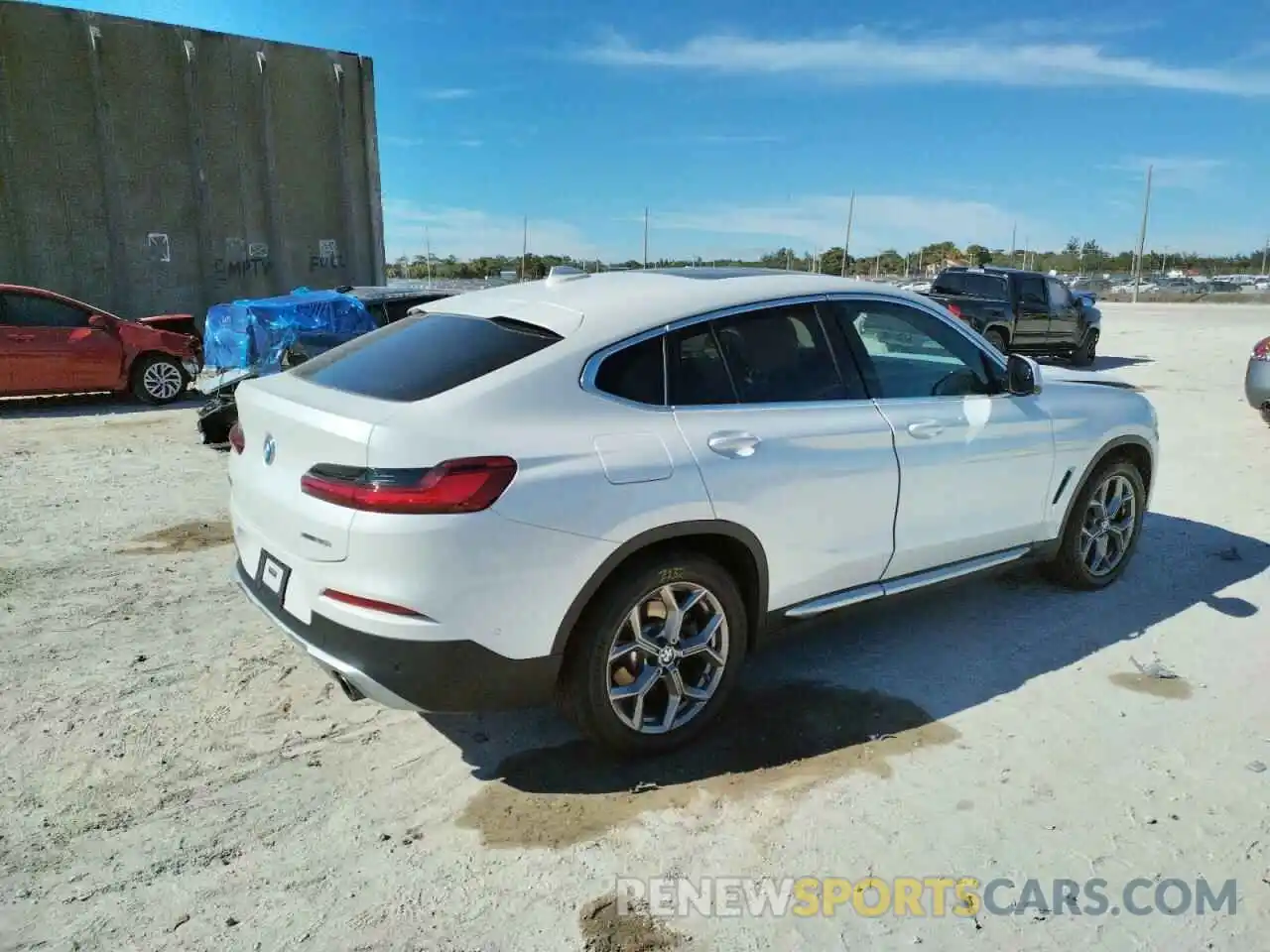 4 Photograph of a damaged car 5UX2V1C04M9G92195 BMW X4 2021