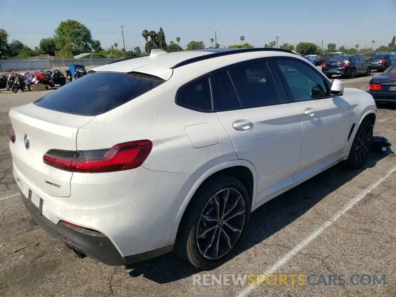 4 Photograph of a damaged car 5UX2V1C04M9H67817 BMW X4 2021