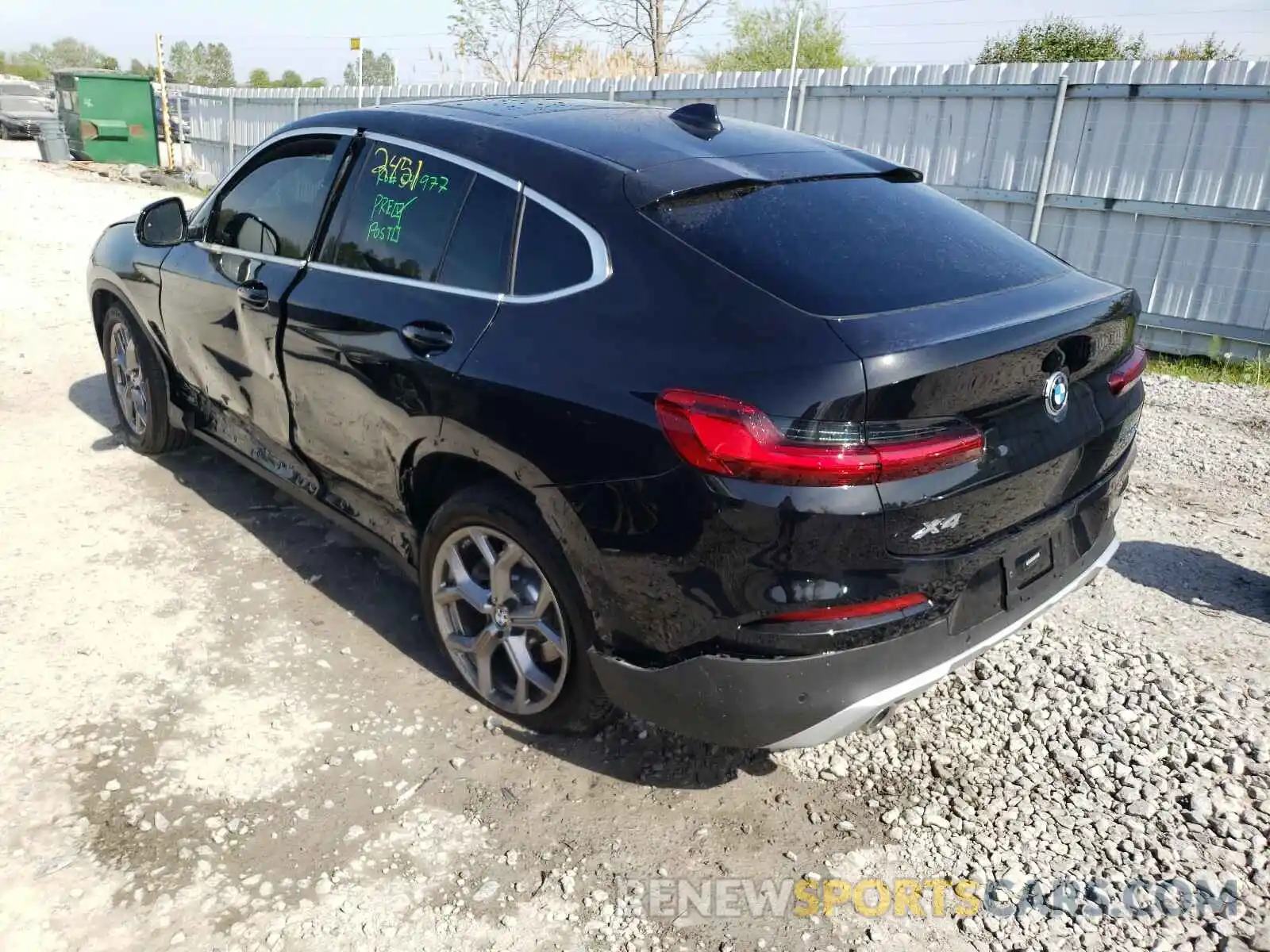 3 Photograph of a damaged car 5UX2V1C05M9E32842 BMW X4 2021