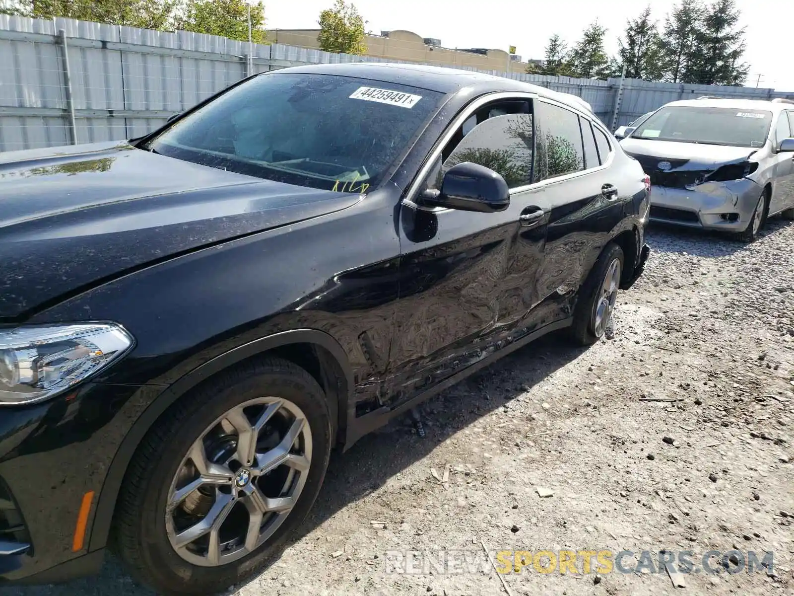 9 Photograph of a damaged car 5UX2V1C05M9E32842 BMW X4 2021