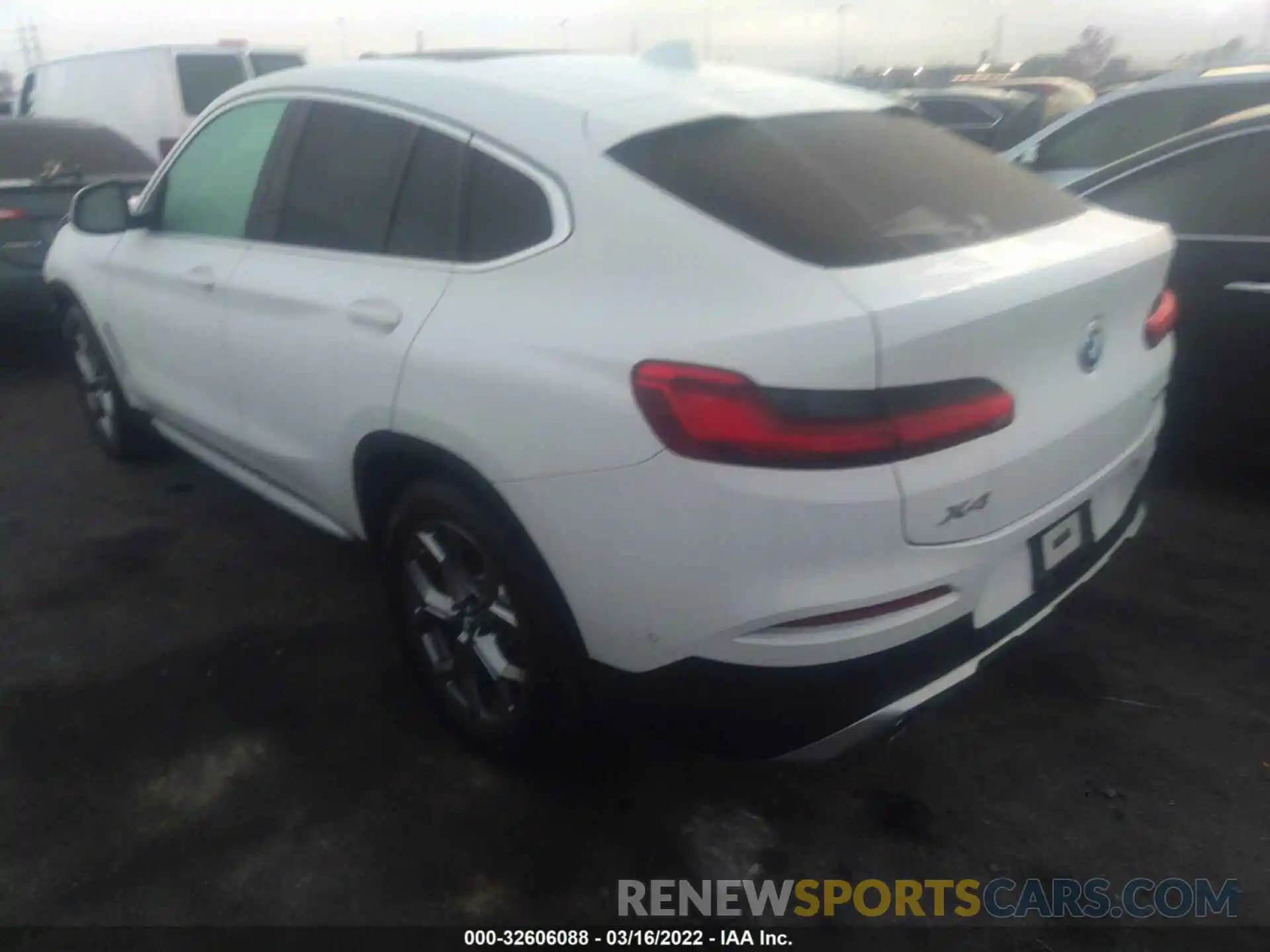 3 Photograph of a damaged car 5UX2V1C05M9E73035 BMW X4 2021